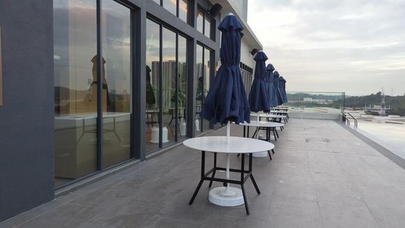 Rooftop pool - seating