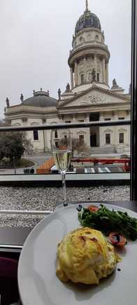 Sekt with curried eggs benedict with a view