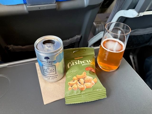 MALAGA-STOCKHOLM: Drinks and cashew nuts