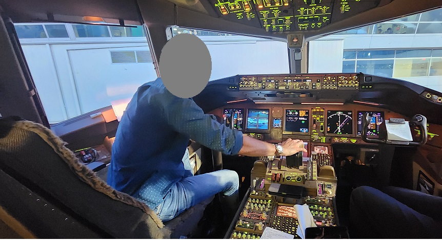 Sometimes you're lucky! Always ask politely for a jumpseat. : r/aviation