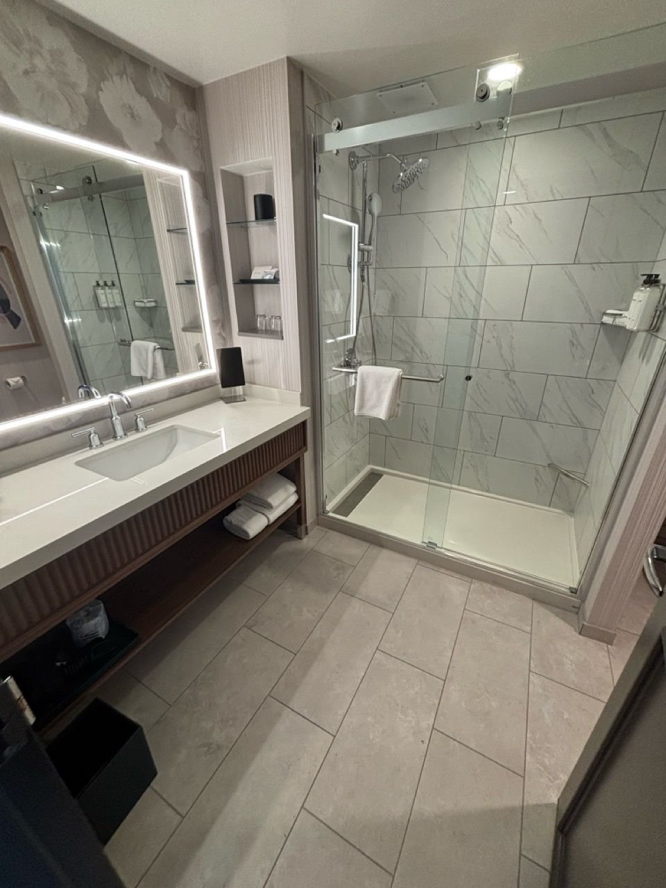 Base King bathroom