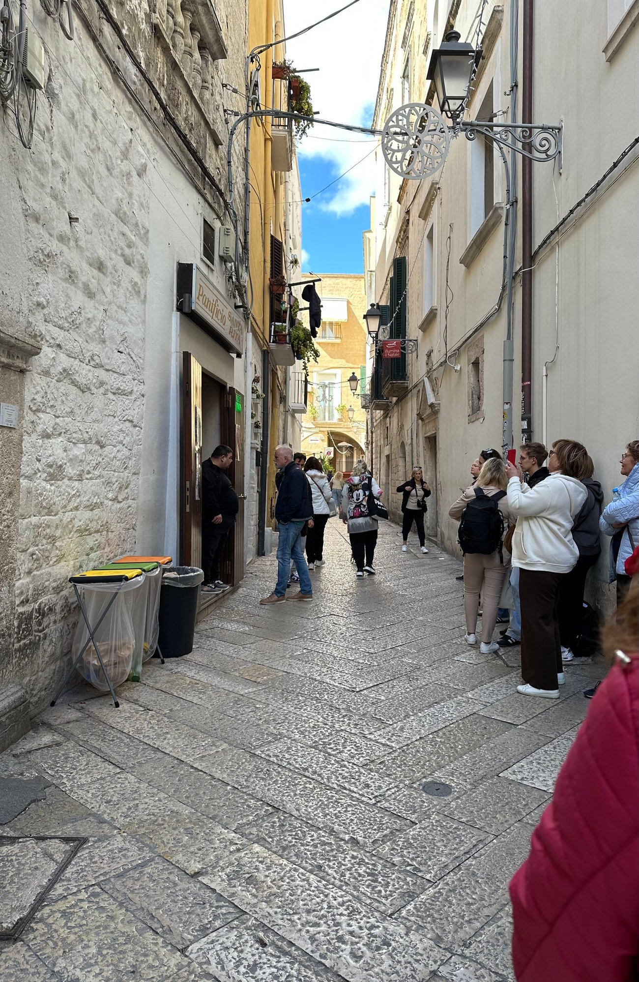 SANTA RITA on the left; line to enter on the right