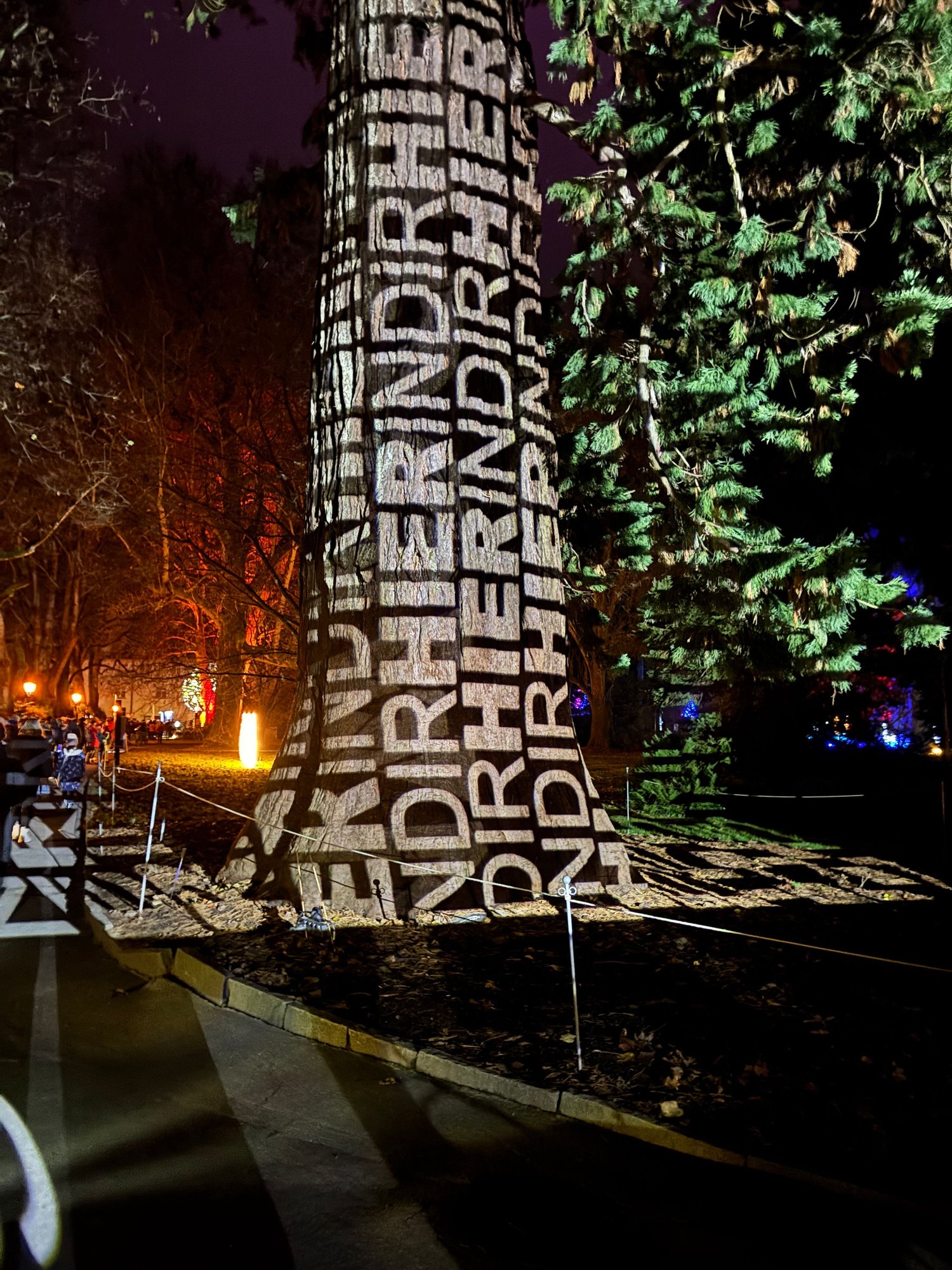 The words mean 'Hier in dir', here in you.