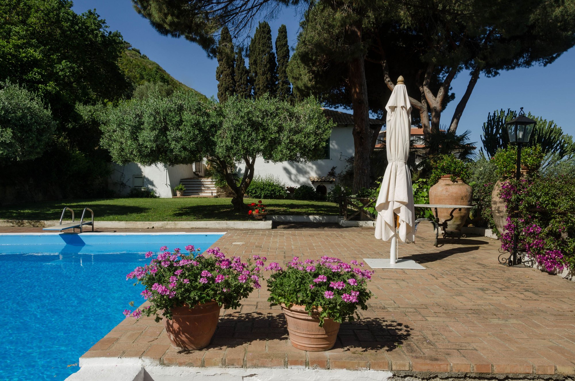 Although we missed swimming season by a mere couple weeks, it was always a pleasant place to do, well, far niente. Quiet, private and remote enough.