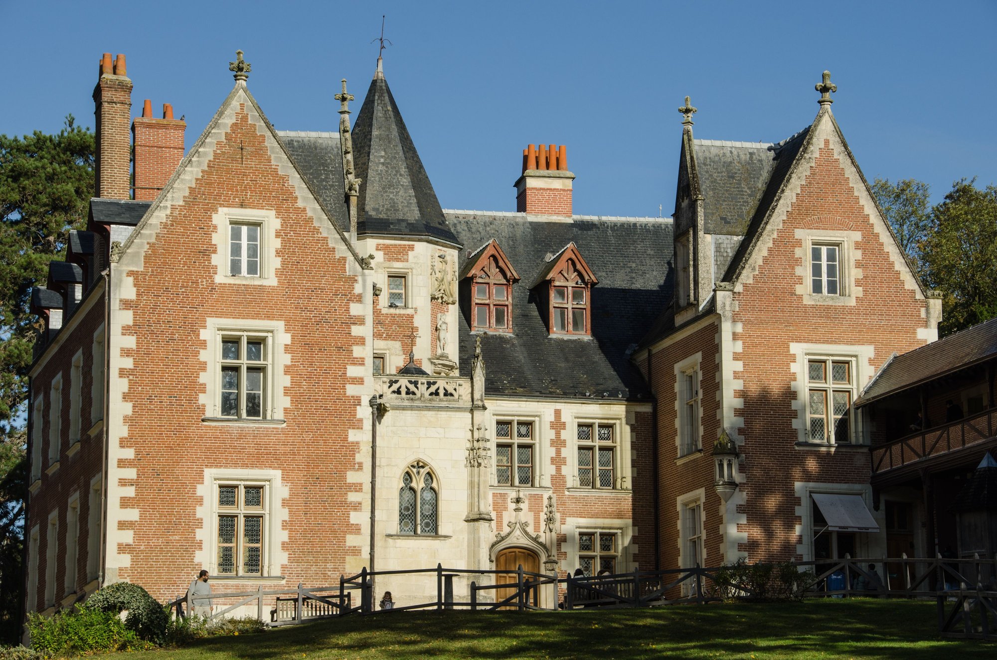 Clos de Luce is the famed Amboise museum dedicated to Leonardo da Vinci. Given that it was the Toussaint school break, one noticed a number of families including grandparents, taking kids to these kinds of attractions. There are paintings, sculptures, mechanical items, architecture both within and without, plus compelling landscape replete with bridges plural and attractive streams.