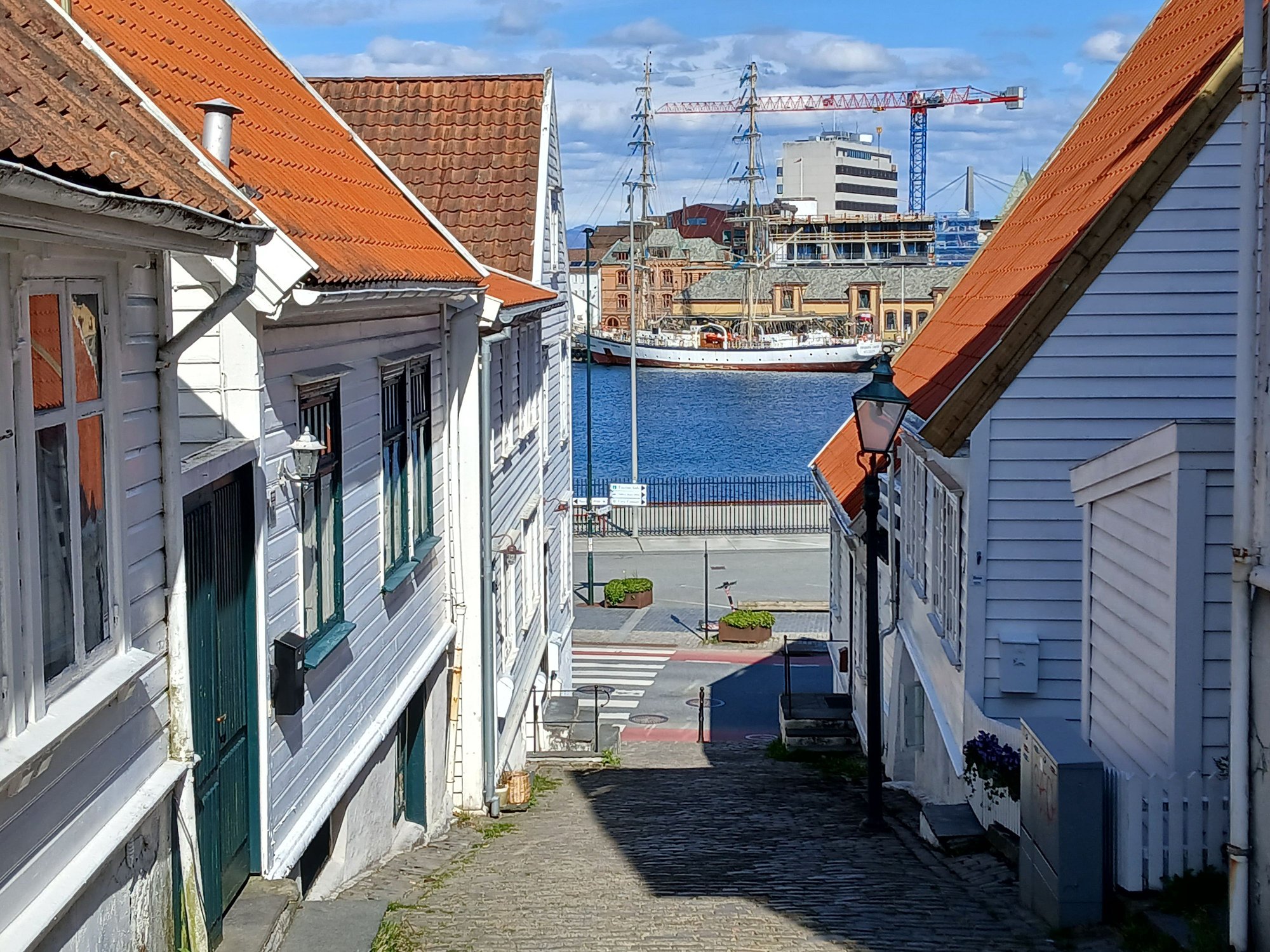 Descending to the harbour