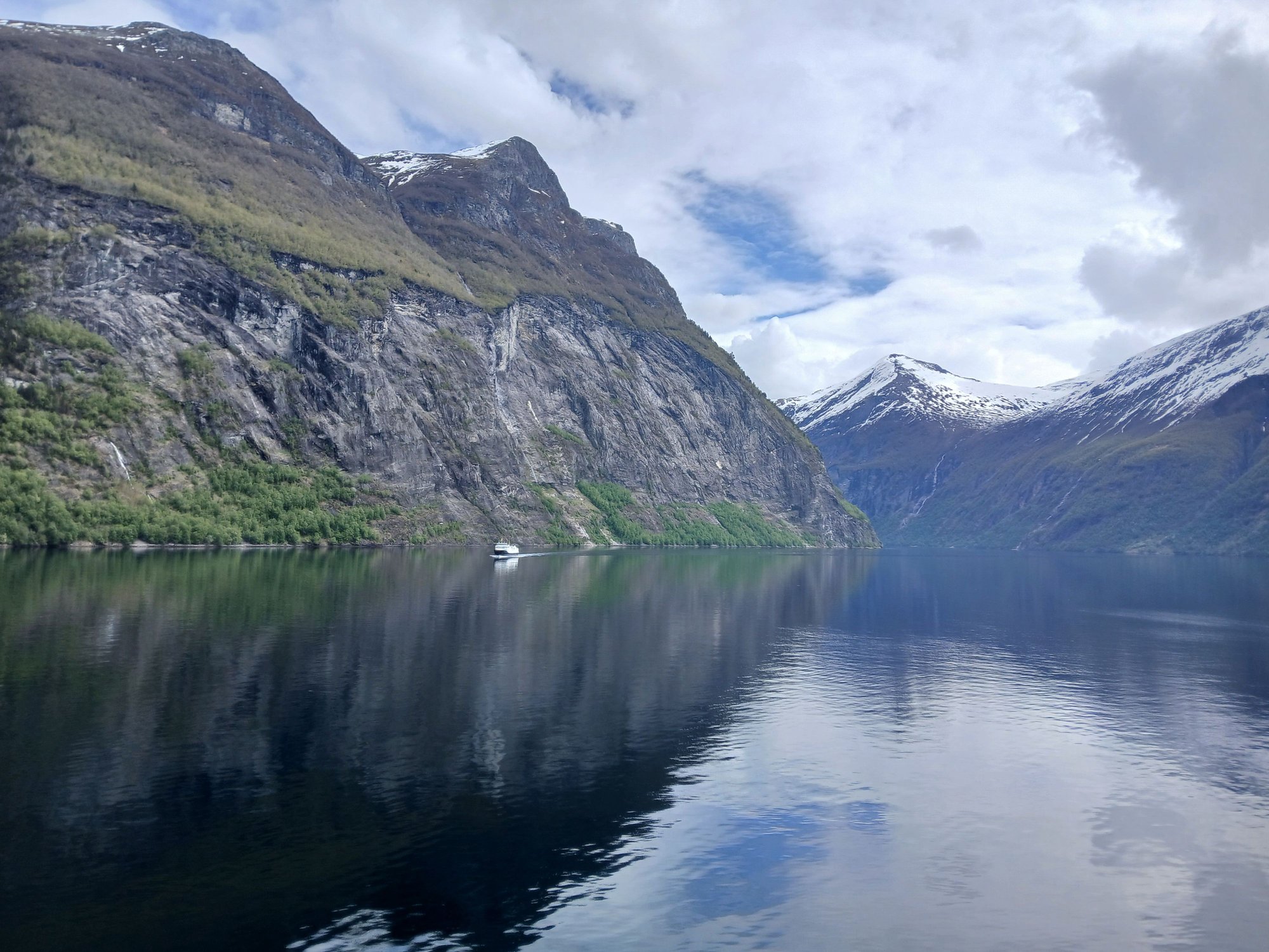 Turning into the Geirnagerfjord
