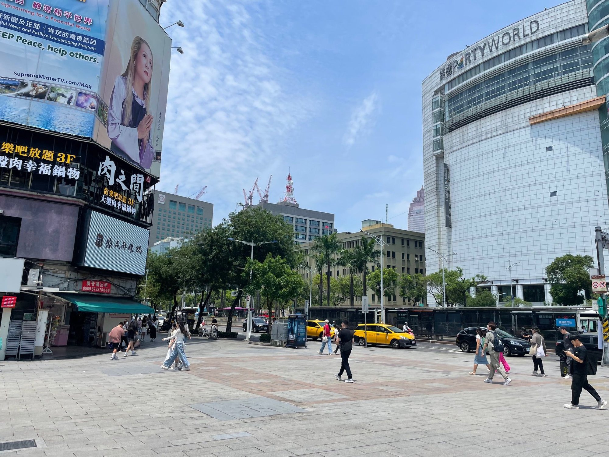 This is the Ximending Shopping District. Leo said it is Taipeis version of Shinjuku or Shibuya.  Similiar, but Japans more upscale.