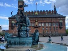 The dragon fountain, with the Radhus at the back