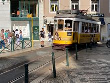 Tram 28, rounding the curve