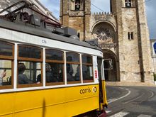 Tram 28 passing by the Sé