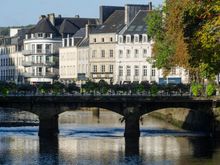 Quimper has a series of bridges across its two rivers. Some of those are lovely, centrally-located pedestrian 'passarelles'. 