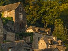 Golden hour sets upon Belcastel.