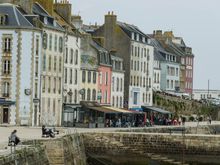 Port de Rosmeur is the area across and opposite to the boat museum. there are numerous restaurants there, just above the Quai du Petit-port and the adjoined Sentier des Plaomarc'h trail. We ate langoustines de Loctudy at the busy 'A Fleur d'eau' (water flower) cafe. it had a good view, even if the day grew hazier. Bus tour groups were being trotted about there. For dessert, we went to funky, quieter 'Bleuenn' (these spellings) Cafe, a very very good choice. Great treats and basil lemonade.