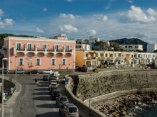 The previous shot showed the spiaggia at Sant Angelo. Above is the isle's largest village, Forio. Its motif is the whitewashed Chiesa del Soccorso. There is an excellent cafe located right by the parking lot between that iconic church and the Municipo. Ischia has 103 thermal springs, 95 thermal spas plus 67 fumaroles, and busy Forio has many of those amidst its outskirts. 
