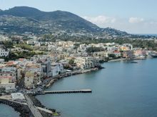 That seaside splurge rental can be seen dead center above. More detail about that wonderful apartment later.