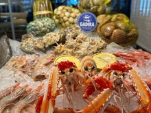 Saturday's shellfish offerings,, displayed on ice and usually sold by weight or, very occasionally, by the piece (unidad).  Remember that prices are presented in kilograms and not in pounds!