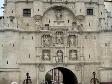 El Arco de Santa María, the 14th century gateway in the city walls