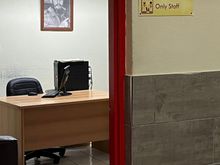 El Commandante behind the desk.