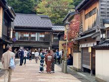 A busy Saturday afternoon in the Geisha district 