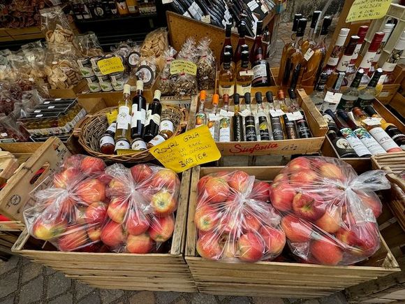 Bressanone is surrounded by vineyards and orchards, so not surprising to see apples in the market.