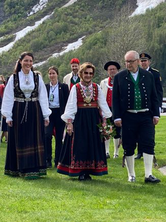The Queen and entourage at the glacier museum 