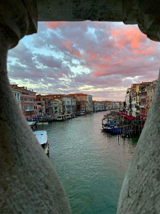 Rialto Bridge at sunrise 
