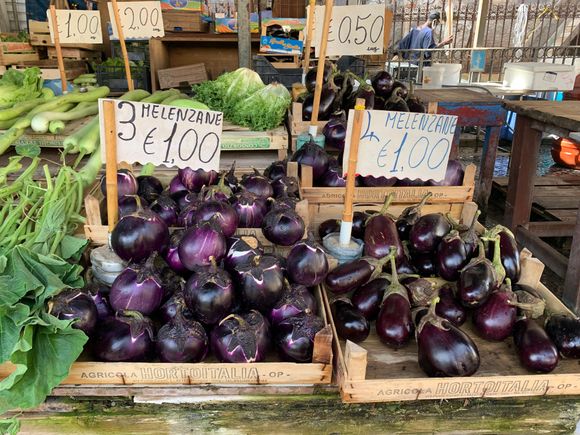 Melananze for sale in the Balaro market.   (My Grandma from Naples called these “mullanjohn”. (Sp?????)