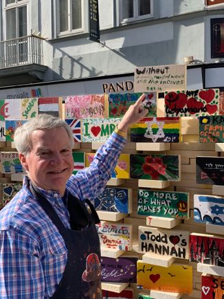 By painting a block for 7 Euro, you help support mentally disadvantaged children. 