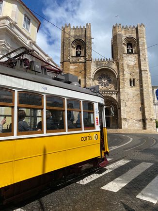 Tram 28 passing by the Sé