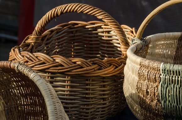 Vannes had a popular weekly market. The crowds were thick. Self-caterers will think that they've died and gone to heaven. *Incredible added value was found in the form of the adjoined Les Halles permanent covered market. Think that we'll take a detour here to separately post a listing of some of those of those foodic wonders below, before returning to more imagery. But first some more music, sung in French. 




