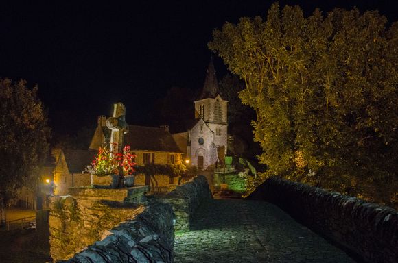 The motif bridge provides shutterbugs with ample foto ops. 