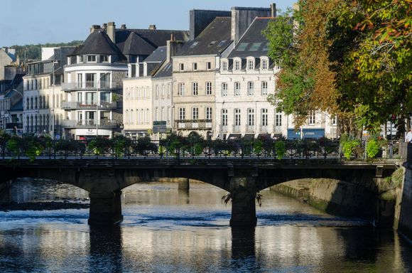Quimper has a series of bridges across its two rivers. Some of those are lovely, centrally-located pedestrian 'passarelles'. 