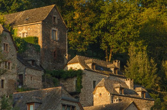 Golden hour sets upon Belcastel.