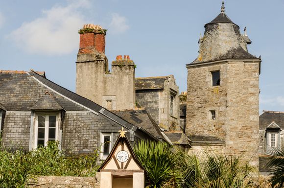 The town has an adjoined pair of free, peaceful urban gardens smack dab in the middle. One is called 'Jardin Retraite' (retreat), an apt name if ever. They are found one block north of Place au Beurre, which is creperie central. After dining on crepes, cider and gallettes, one may take a break in those gardens. The upper one features some of the best quiet benches. *Pro Tip: few are aware of the smaller, remote garden at the Music Conservatory east across the road=best outdoor furniture of all.