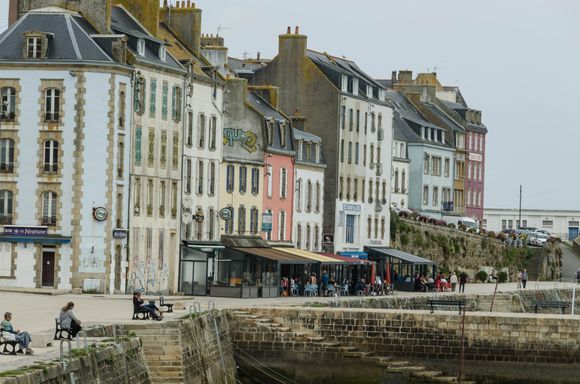 Port de Rosmeur is the area across and opposite to the boat museum. there are numerous restaurants there, just above the Quai du Petit-port and the adjoined Sentier des Plaomarc'h trail. We ate langoustines de Loctudy at the busy 'A Fleur d'eau' (water flower) cafe. it had a good view, even if the day grew hazier. Bus tour groups were being trotted about there. For dessert, we went to funky, quieter 'Bleuenn' (these spellings) Cafe, a very very good choice. Great treats and basil lemonade.