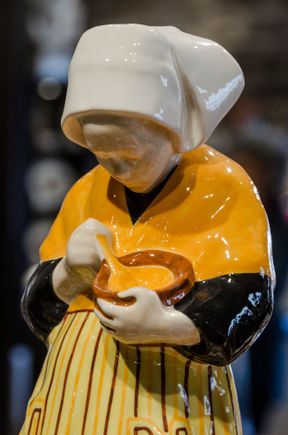 The nearby Henriot faiencerie earthenware factory has been around since 1690. There, we saw items that ranged from twee to arty, from useful to decorative. Historical representations abounded, but so did modern designs.