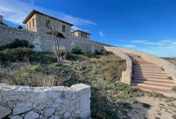 Steps from the waterfront to Hopital Caroline