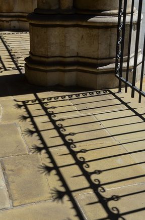 Ann has alluded to her legal past. Hours after we photographed this court entry shadow, a promising young lawyer made her final departure there. A violent attacker murdered her when she was nearly home. Pretty sure that incident was somewhere in North London.