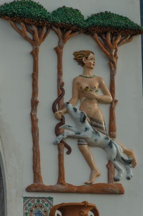 Other products of theirs included large painted ceramic pieces. 