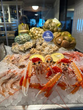 Saturday's shellfish offerings,, displayed on ice and usually sold by weight or, very occasionally, by the piece (unidad).  Remember that prices are presented in kilograms and not in pounds!