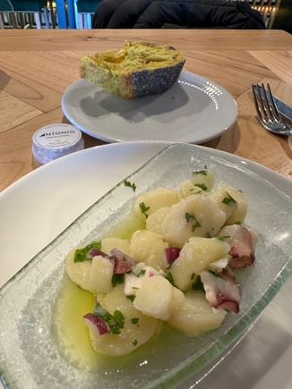 Those Patatas Alinadas with Pulpo, again, with turmeric-stained bread (fantastic breads here!!) in the background.  Sop up that dressing with the chunks of the crusty bread!!!  Heaven.  You could almost stop right there!!!