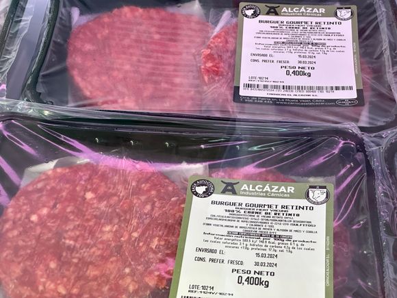 I visited EL ALCAZAR, a recommended butcher shop in the hamlet of La Muela, to buy manteca; they had none, but Ii was interested in the wide variety of Retina beef on offer.