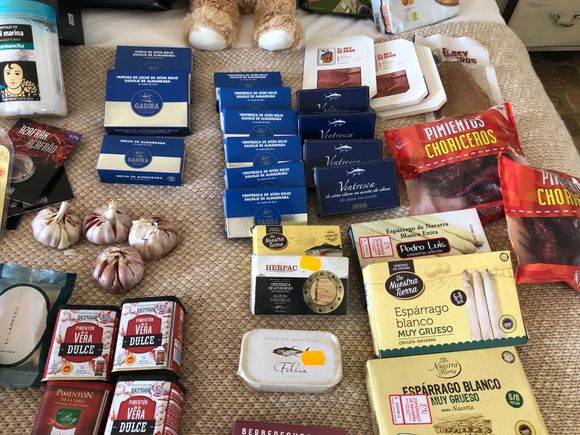 Now we turn to the conserva aisle..with a few spices to enliven the scene....can you spot the atun en manteca???  And these are NOT (at right)  asparagus from Peru....do not be fooled!!!