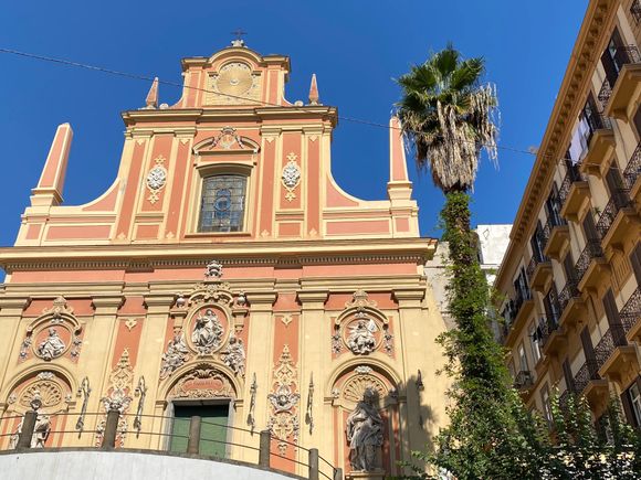 Continuing the walk along Via Vittorio Colonna, we pass the Chiesa di Santa Teresa a Chaia.