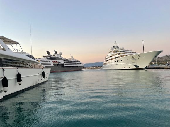 A private super yacht on the right, a cruise ship on the left. There was not much difference in size.