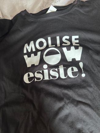T-shirt, playing on the joke that the region of Molise "does not exist."