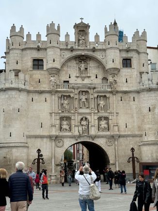 El Arco de Santa María, the 14th century gateway in the city walls