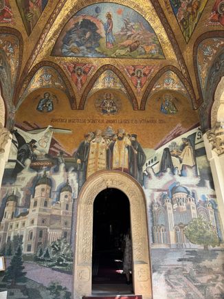 Biserica Sf Gheorghe - beautiful mosaics decorate the porch