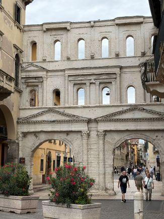 Porta Borsari, Roman gate 